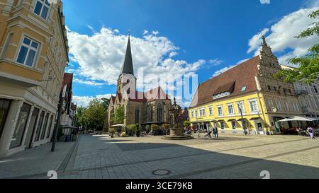 La storica piazza Neuer Markt a Herford, Germania, con la chiesa di San Giovanni, il municipio rinascimentale e una fontana ricostruita del cavaliere. Foto Stock