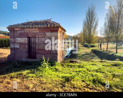 Antico sistema di chiuse del Canal de Castilla nell'Alar del Rey che si riflette sulle acque calme Foto Stock