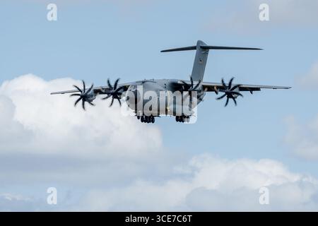 Aeronautica militare tedesca - Airbus A400M Atlas, arrivo alla RAF Fairford per il Royal International Air Tattoo 2025. Foto Stock