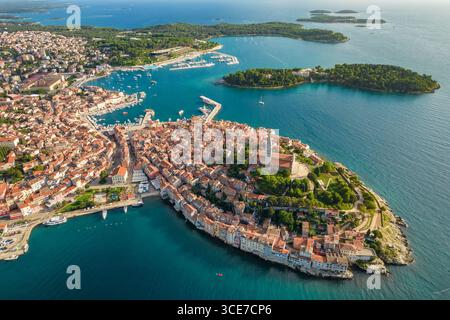 Vista aerea della città vecchia di Rovigno, del mare Adriatico, della penisola istriana, della Croazia Foto Stock