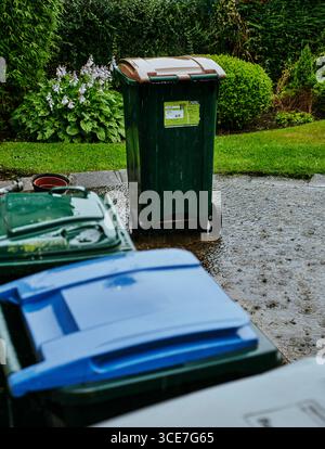 Le estati più calde significano che le piogge sono limitate a un numero inferiore, ma molto più intenso, durante la stagione, dando ai giardinieri una nuova serie di problemi. Foto Stock