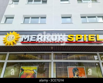Kiel, Germania - 09. Agosto 2025: Facciata del casinò Merkur Spiel, che mostra il suo logo giallo durante il giorno a Kiel, Germania Foto Stock