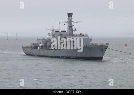 La fregata della Royal Navy HMS NORTHUMBERLAND è rimorchiata nella base navale dopo che il suo raddobbo a Plymouth è stato annullato a causa delle sue cattive condizioni Foto Stock