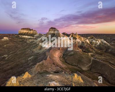 Immagine aerea della valle di Airakty al tramonto, Mangystau, Kazakistan occidentale Foto Stock