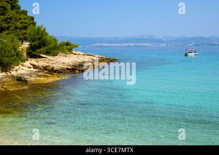 Likva Bay con una splendida spiaggia di ciottoli situata vicino a Sutivan sull'isola di Brac. Croazia Foto Stock