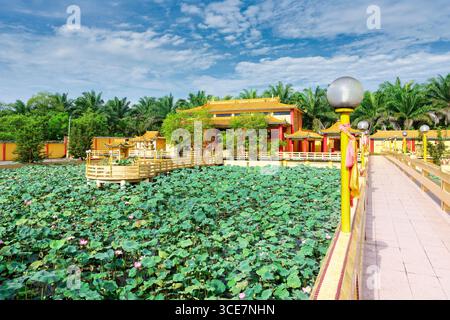 Ho visto Hock Yeen, noto tempio di Confucio per aver portato fortuna agli studenti, Lotus Pond, Chemor, Perak, Malesia Foto Stock