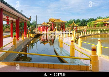 Abbiamo visto Hock Yeen, noto tempio di Confucio per aver portato fortuna agli studenti, chiosco e ponte, Chemor, Perak, Malesia Foto Stock