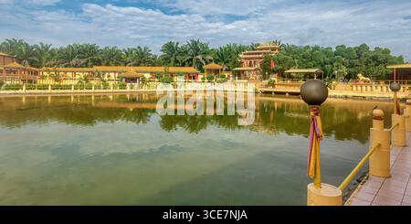 Abbiamo visto Hock Yeen, famoso tempio di Confucio per aver portato fortuna agli studenti, Bridge and Pond, Chemor, Perak, Malesia Foto Stock