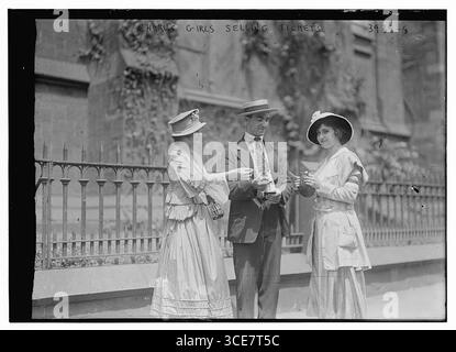 Ragazze coro che vendono biglietti tra il 1915 e il 1920 circa] Foto Stock