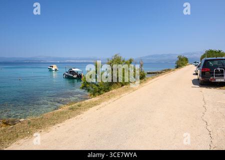 La strada costiera lungo la baia di Likva si trova vicino a Sutivan sull'isola di Brac. Croazia Foto Stock