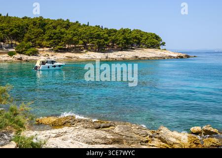 Brac, Croazia - 14 giugno 2025: Baia di Likva situata vicino a Sutivan sull'isola di Brac. Croazia Foto Stock