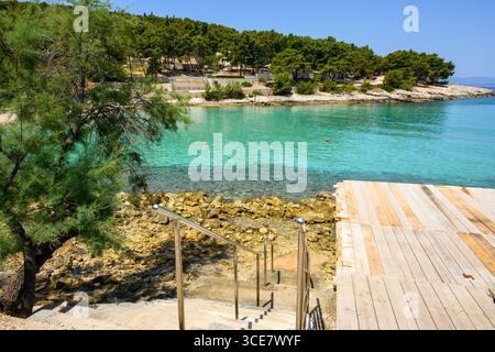Likva Bay con una splendida spiaggia di ciottoli situata vicino a Sutivan sull'isola di Brac. Croazia Foto Stock