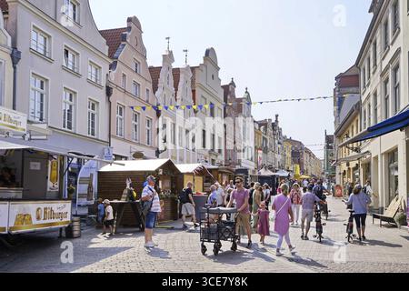 Kraemerstrasse, SCHWEDENFEST, tra la piazza del mercato e il vecchio porto nel centro storico di Wismar, Schwedenfest dal 14 al 17.08.2025, Wis Foto Stock