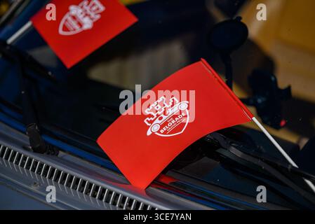Bandiere rosse sul parabrezza con il logo del Gran Premio di Belgrado 2024 di auto d'epoca e d'epoca a Belgrado, Serbia, il 28 settembre 2024 Foto Stock