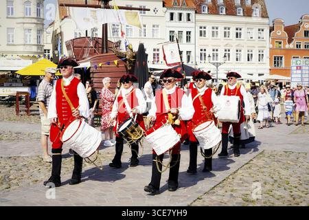 Riscaldati sul mercato, SCHWEDENFEST, tra la piazza del mercato e il vecchio porto nella storica città vecchia di Wismar, Schwedenfest dal 14 al 17.08.20 Foto Stock