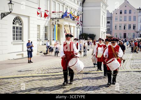 Riscaldati sul mercato, SCHWEDENFEST, tra la piazza del mercato e il vecchio porto nella storica città vecchia di Wismar, Schwedenfest dal 14 al 17.08.20 Foto Stock