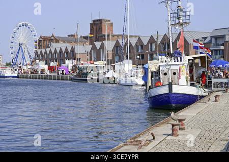 Porto vecchio, SCHWEDENFEST, tra Piazza del mercato e Porto Vecchio nella storica città vecchia di Wismar, Schwedenfest dal 14 al 17.08.2025, Wismar, 15.08. Foto Stock