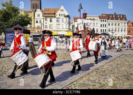Riscaldati sul mercato, SCHWEDENFEST, tra la piazza del mercato e il vecchio porto nella storica città vecchia di Wismar, Schwedenfest dal 14 al 17.08.20 Foto Stock