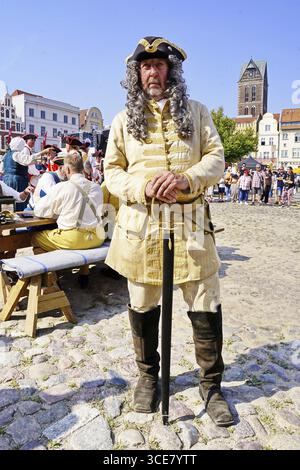 Riscaldati sul mercato, SCHWEDENFEST, tra la piazza del mercato e il vecchio porto nella storica città vecchia di Wismar, Schwedenfest dal 14 al 17.08.20 Foto Stock
