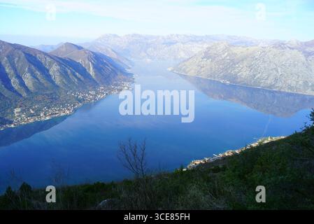 Premio per escursioni in montagna con vista sulla baia di Cattaro, Montenegro. vista panoramica mozzafiato dal sentiero delle Alpi Dinariche. Viaggi avventurosi, attività ricreative all'aperto Foto Stock