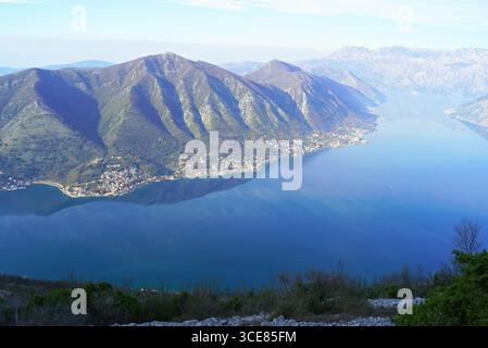 Splendida vista aerea della Baia di Cattaro. Suggestivo paesaggio mediterraneo con mare, villaggi costieri e montagne. Sito patrimonio dell'umanità dell'UNESCO in Montenegro Foto Stock