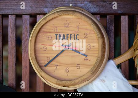 Concetto di sviluppo della trasformazione digitale delle città intelligenti. Copia spazio. Scritta sul TRAFFICO sull'orologio da parete in legno. Foto Stock