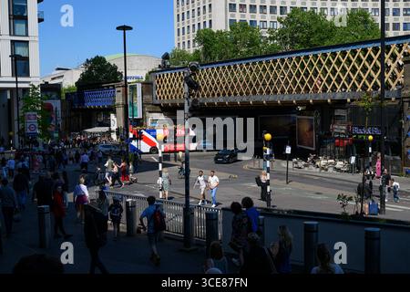 L'incrocio tra York Road e Mepham Street, visto dall'ingresso principale della stazione di Waterloo. Waterloo, Londra, Regno Unito. 10 maggio 2025 Foto Stock