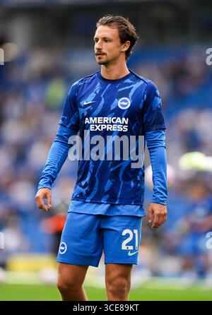 Brighton e Hove Albion's Olivier Boscagli davanti alla partita di Premier League all'American Express Stadium, Brighton e Hove. Data foto: Sabato 16 agosto 2025. Foto Stock