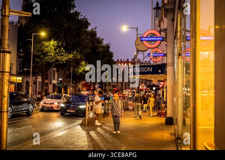 High Street Kensington Underground Station, Kensington High Street al tramonto, Kensington, W8, Londra, Inghilterra, REGNO UNITO Foto Stock