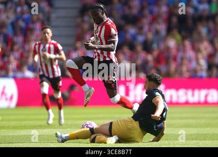Eliezer Mayenda del Sunderland salta su un placcato da Max Kilman del West Ham United durante la partita di Premier League allo Stadium of Light di Sunderland. Data foto: Sabato 16 agosto 2025. Foto Stock