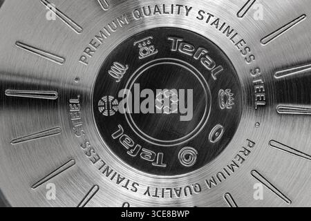 Leopoli, Ucraina - 16 agosto 2025: Primo piano di un fondo tefal in acciaio inox Foto Stock
