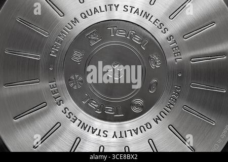 Leopoli, Ucraina - 16 agosto 2025: Primo piano di un fondo tefal in acciaio inox Foto Stock