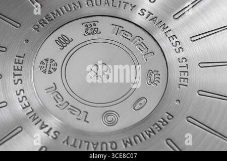 Leopoli, Ucraina - 16 agosto 2025: Primo piano di un fondo tefal in acciaio inox Foto Stock