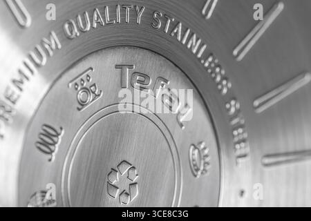 Leopoli, Ucraina - 16 agosto 2025: Primo piano di un fondo tefal in acciaio inox Foto Stock