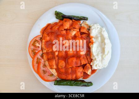 Tradizionale kebab turco iskender in piatto di rame Foto Stock