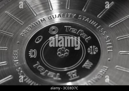 Leopoli, Ucraina - 16 agosto 2025: Primo piano di un fondo tefal in acciaio inox Foto Stock