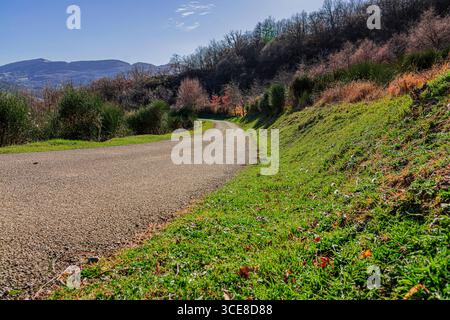 Strade di montagna lucane che conducono alle Dolomiti lucane Foto Stock
