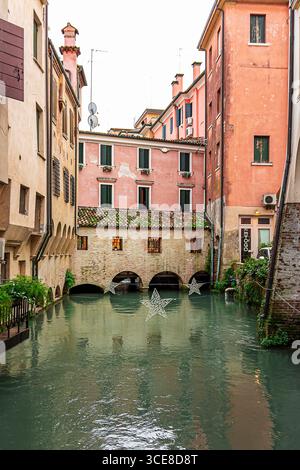 La magia del Natale tra i canali di Treviso Foto Stock