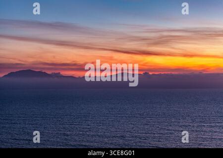 Tramonto romantico sul Golfo di Castellammare a Città del Mare, Sicilia Foto Stock