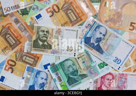Una composizione Flat Lay di banconote in euro e lev bulgare Foto Stock