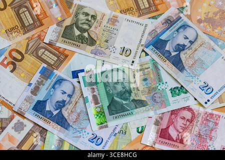 Una composizione Flat Lay di banconote in euro e lev bulgare Foto Stock