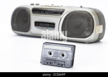 Una cassetta vintage, plastica trasparente e un lettore audio portatile rétro evocano nostalgia, ricordi musicali e classici suoni analogici Foto Stock
