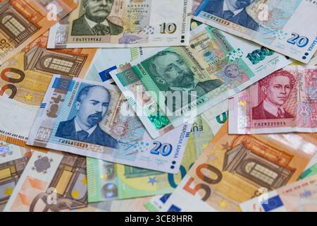 Una composizione Flat Lay di banconote in euro e lev bulgare Foto Stock