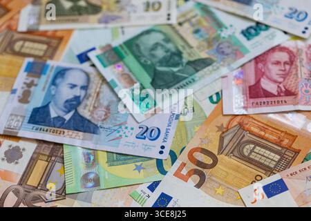 Una composizione Flat Lay di banconote in euro e lev bulgare Foto Stock