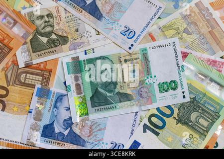 Una composizione Flat Lay di banconote in euro e lev bulgare Foto Stock