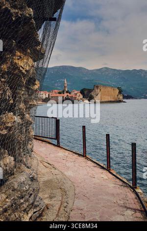 Sentiero Mogren, passerella sulla scogliera, città vecchia, Budva, Montenegro Foto Stock