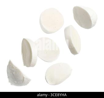 Pezzi di mozzarella che volano su sfondo bianco Foto Stock