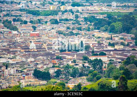 Splendida vista aerea di Popayán che mostra l'architettura urbana, la vegetazione lussureggiante e il pittoresco paesaggio di Cauca, Colombia. Foto Stock