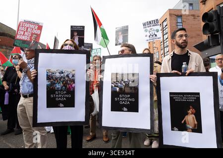 Glasgow, Scozia, Regno Unito. 16 agosto 2025. Il gruppo della campagna di emergenza per il genocidio di Gaza ha tenuto una manifestazione nazionale sotto la bandiera "End Gaza's Hunger Games”. Migliaia di attivisti si sono Uniti alla protesta, alcuni portavano vasi e aiuti per sacchi di Gaza, per attirare l'attenzione sulle preoccupazioni per la carenza di cibo a Gaza e per chiedere al governo britannico di imporre sanzioni economiche e un embargo sulle armi. (Credit Image: © Cameron Scott/ZUMA Press Wire) SOLO PER USO EDITORIALE! Non per USO commerciale! Foto Stock