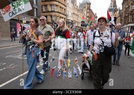 Glasgow, Scozia, Regno Unito. 16 agosto 2025. Il gruppo della campagna di emergenza per il genocidio di Gaza ha tenuto una manifestazione nazionale sotto la bandiera "End Gaza's Hunger Games”. Migliaia di attivisti si sono Uniti alla protesta, alcuni portavano vasi e aiuti per sacchi di Gaza, per attirare l'attenzione sulle preoccupazioni per la carenza di cibo a Gaza e per chiedere al governo britannico di imporre sanzioni economiche e un embargo sulle armi. (Credit Image: © Cameron Scott/ZUMA Press Wire) SOLO PER USO EDITORIALE! Non per USO commerciale! Foto Stock